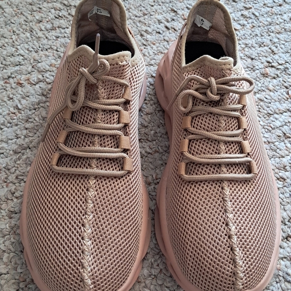 Stylish Tan/peach Sneakers NWOT - Picture 10 of 10